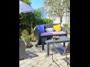 Apartmány Viki - seaview & garden terrace: A1(6) Makarska - Riviera Makarska  - zahradní terasa