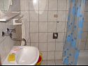 Apartmány Dragan - Economy Apartments: A1 Veci (4+1), A2 Manji (4+1) Jezera - Ostrov Murter  - Apartmán - A2 Manji (4+1): koupelna s WC