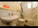 Apartmány Petri - close to the sea: A1 Crveni (2+1), A2 Zuti (2+1), A3 Sivi (2+1) Tisno - Ostrov Murter  - Apartmán - A3 Sivi (2+1): koupelna s WC
