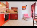 Apartmány Mari - sea view apartments: A1(2) Borna, A2(4) Iva, A3(4) Silver, A4(4) Red Nemira - Riviera Omiš  - Apartmán - A4(4) Red: kuchyně
