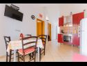 Apartmány Mari - sea view apartments: A1(2) Borna, A2(4) Iva, A3(4) Silver, A4(4) Red Nemira - Riviera Omiš  - Apartmán - A4(4) Red: kuchyně a jídelna
