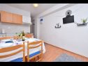 Apartmány Rene - seaview & parking space: A1(2+2), A2(2+2), A3(6+2) Omiš - Riviera Omiš  - Apartmán - A1(2+2): kuchyně a jídelna