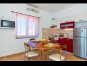 Apartmány Ivan - 15 m from beach: A1(7+1), A2 Žuti (2+2), A3 Crveni (2+2) Lun - Ostrov Pag  - Apartmán - A3 Crveni (2+2): kuchyně a jídelna
