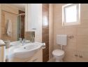 Apartmány Ip - 200 m from sea: A1(4+1), A2(2+1), A8(2+2) Mandre - Ostrov Pag  - Apartmán - A8(2+2): koupelna s WC