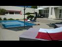 Apartmány Markle - swimming pool and sunbeds A1(2+2), A2(4+1), A3(2+2), A4(4+1), A5(2+2), A6(4+1) Banjol - Ostrov Rab  - bazén (dům a okolí)