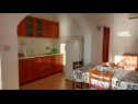 Apartmány Jase - 30 m from beach : SA1-crvena kuhinja(2), A2(4), SA3(2+1), SA4-bijela kuhinja(2) Lukovo Šugarje - Riviera Senj  - Studio apartmán - SA3(2+1): kuchyně a jídelna