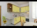Apartmány Vince - free parking: A1 žuti(4), A2 plavi(4+1), A3(4) Primošten - Riviera Šibenik  - Apartmán - A1 žuti(4): kuchyně a jídelna