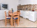 Apartmány Hope - 200 m from sea: A1(4+2), A2(2+2), A3(2+2), A4(2+1), A5(2+1) Srima - Riviera Šibenik  - Apartmán - A3(2+2): kuchyně a jídelna