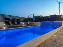 Apartmány Zdene - private pool: A1(6+2), A2(6) Kaštel Lukšić - Riviera Split  - bazén