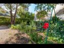Apartmány Vini- beautiful garden and terrase A4(4+2) Podstrana - Riviera Split  - dvůr