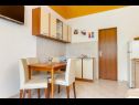 Apartmány Jurica - 300 m from sea: A1 Lea(2+1), A2 Roko(2+1) Split - Riviera Split  - Apartmán - A1 Lea(2+1): kuchyně a jídelna