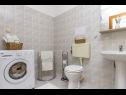 Apartmány Jurica - 300 m from sea: A1 Lea(2+1), A2 Roko(2+1) Split - Riviera Split  - koupelna s WC