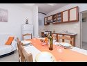 Apartmány Vin - 40 m from sea: A1 (4+1), A2 (2+2), A3 (2+2) Seget Donji - Riviera Trogir  - Apartmán - A1 (4+1): kuchyně a jídelna