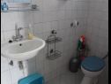 Apartmány Milka - 100m from the sea A1(4), A2(2+1) Seget Donji - Riviera Trogir  - Apartmán - A2(2+1): koupelna s WC