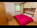 Apartmány Mare - 30 m from pebble beach: SA1(2), SA2(2), A3(4), A4(4), A5(8) Seget Vranjica - Riviera Trogir  - Apartmán - A4(4): ložnice
