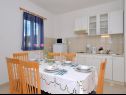 Apartmány Žar - free parking A1(4+1), A2(2+2), A3(2+2), A4(4+1) Seget Vranjica - Riviera Trogir  - Apartmán - A1(4+1): kuchyně a jídelna