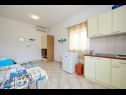 Apartmány Mare - 30 m from pebble beach: SA1(2), SA2(2), A3(4), A4(4), A5(8) Seget Vranjica - Riviera Trogir  - Studio apartmán - SA2(2): kuchyně a jídelna