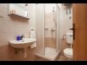 Apartmány Mare - 30 m from pebble beach: SA1(2), SA2(2), A3(4), A4(4), A5(8) Seget Vranjica - Riviera Trogir  - Studio apartmán - SA2(2): koupelna s WC