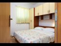 Apartmány Mare - 30 m from pebble beach: SA1(2), SA2(2), A3(4), A4(4), A5(8) Seget Vranjica - Riviera Trogir  - Apartmán - A3(4): ložnice