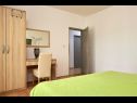 Apartmány Mare - 30 m from pebble beach: SA1(2), SA2(2), A3(4), A4(4), A5(8) Seget Vranjica - Riviera Trogir  - Apartmán - A5(8): ložnice