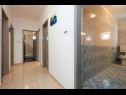Apartmány Mare - 30 m from pebble beach: SA1(2), SA2(2), A3(4), A4(4), A5(8) Seget Vranjica - Riviera Trogir  - Apartmán - A5(8): chodník