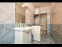 Apartmány Mare - 30 m from pebble beach: SA1(2), SA2(2), A3(4), A4(4), A5(8) Seget Vranjica - Riviera Trogir  - Apartmán - A5(8): koupelna s WC
