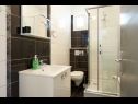 Apartmány Mare - 30 m from pebble beach: SA1(2), SA2(2), A3(4), A4(4), A5(8) Seget Vranjica - Riviera Trogir  - Apartmán - A5(8): koupelna s WC