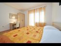 Apartmány Mare - 30 m from pebble beach: SA1(2), SA2(2), A3(4), A4(4), A5(8) Seget Vranjica - Riviera Trogir  - Apartmán - A5(8): ložnice