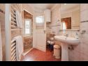 Apartmány a pokoje Jare - in old town R1 zelena(2), A2 gornji (2+2) Trogir - Riviera Trogir  - Apartmán - A2 gornji (2+2): koupelna s WC