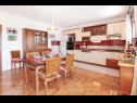 Apartmány Tomi - with large terrace (60m2): A1(4) Trogir - Riviera Trogir  - Apartmán - A1(4): kuchyně a jídelna