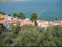 Apartmány Petar - great location close to the sea: A1 Donji (4+2), A2 Gornji (4+2) Trogir - Riviera Trogir  - pohled (dům a okolí)