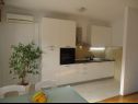 Apartmány Marin1 - near pebble beach: A1(2+2), A2(2+2) Trogir - Riviera Trogir  - Apartmán - A2(2+2): kuchyně a jídelna