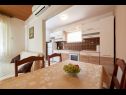 Apartmány a pokoje Ivo - with garden: A1(2+2), R1(2+1), R2(2) Trogir - Riviera Trogir  - Apartmán - A1(2+2): kuchyně a jídelna