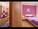 Apartmány a pokoje Ivo - with garden: A1(2+2), R1(2+1), R2(2) Trogir - Riviera Trogir  - Apartmán - A1(2+2): ložnice