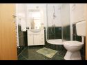 Apartmány Davorka - 50m from the sea A1(2+2), A2(2+2) Trogir - Riviera Trogir  - Apartmán - A1(2+2): koupelna s WC