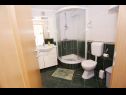 Apartmány Davorka - 50m from the sea A1(2+2), A2(2+2) Trogir - Riviera Trogir  - Apartmán - A1(2+2): koupelna s WC