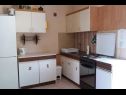 Apartmány a pokoje Ivo - with garden: A1(2+2), R1(2+1), R2(2) Trogir - Riviera Trogir  - letní kuchyně
