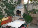 Apartmány a pokoje Jare - in old town R1 zelena(2), A2 gornji (2+2) Trogir - Riviera Trogir  - zahradní terasa