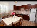 Apartmány Mar - 10m from the sea: A1(5+1), A2(6) Vinišće - Riviera Trogir  - Apartmán - A1(5+1): kuchyně a jídelna