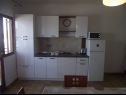 Apartmány Mile - next to the sea A1(2+2), A2(2+2), A3(2+2) Kukljica - Ostrov Ugljan  - Apartmán - A2(2+2): kuchyně a jídelna