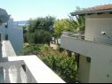 Apartmány a pokoje Aleksandra - 10 m from sea: A1 lijevi(2+2), A2 desni(2+2), A3(4+1), A4(2+2), R7(2), A5(4), A6(4+1) Bibinje - Riviera Zadar  - Apartmán - A3(4+1): výhled z balkónu