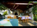 Apartmány Secret Garden A2(2+2), A4(2+2) Ražanac - Riviera Zadar  - letní kuchyně