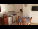 Apartmány Dobri - 500 m from beach: A5(2), A4(2+2), A3(2+2), A2(2+2), A6(2+1) Sabunike - Riviera Zadar  - Apartmán - A3(2+2): kuchyně a jídelna