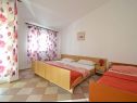Apartmány Velebit - 130m to the beach: A1(5+1), A2(7) Starigrad-Paklenica - Riviera Zadar  - Apartmán - A1(5+1): ložnice