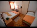 Apartmány Ankica - 150 m from beach: A1(2+2), A2(5), A3(4+1), A4(2+2) Zadar - Riviera Zadar  - Apartmán - A3(4+1): ložnice