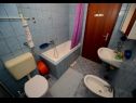 Apartmány Ankica - 150 m from beach: A1(2+2), A2(5), A3(4+1), A4(2+2) Zadar - Riviera Zadar  - Apartmán - A3(4+1): koupelna s WC