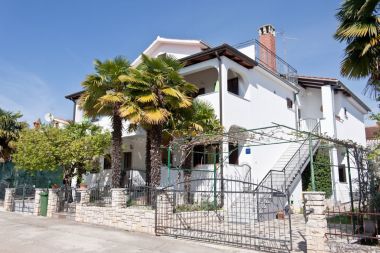 Apartmány Neva - great location: SA1 prizemlje (2+1), SA2 Skalinada (2+1), A3 prvi kat do ulice (2+1), A4 prvi kat do vrta (4), A5(2+2) Novigrad - Istrie 