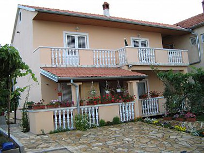 Apartmány Bor - 20 meters from beach: SA1(2+1), A1(4+1), A2(4+1) Kraj - Ostrov Pašman 