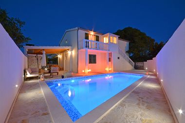 Apartmány Zeljko - with pool : A1(6+2) Marina - Riviera Trogir 