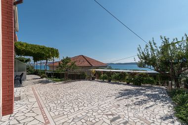Apartmány Vin - 40 m from sea: A1 (4+1), A2 (2+2), A3 (2+2) Seget Donji - Riviera Trogir 